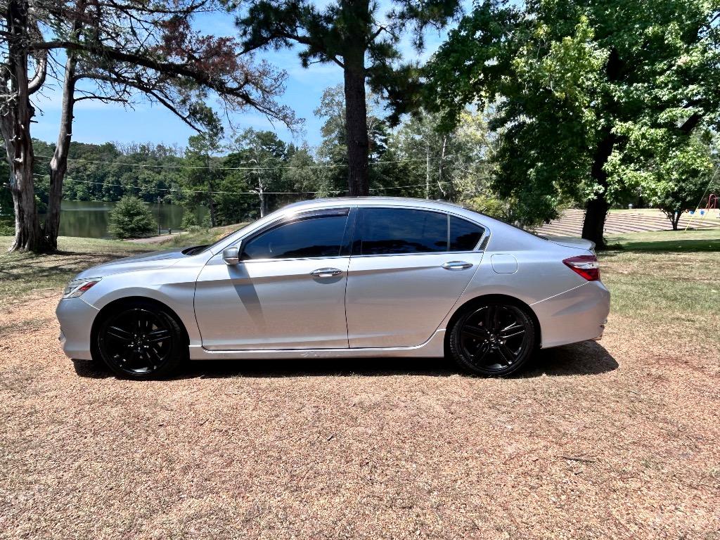 2017 Honda Accord Touring's photo