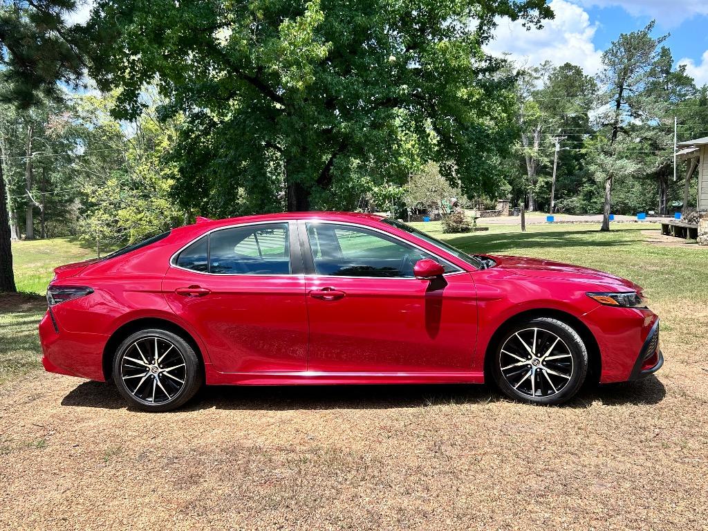 2022 Toyota Camry SE's photo