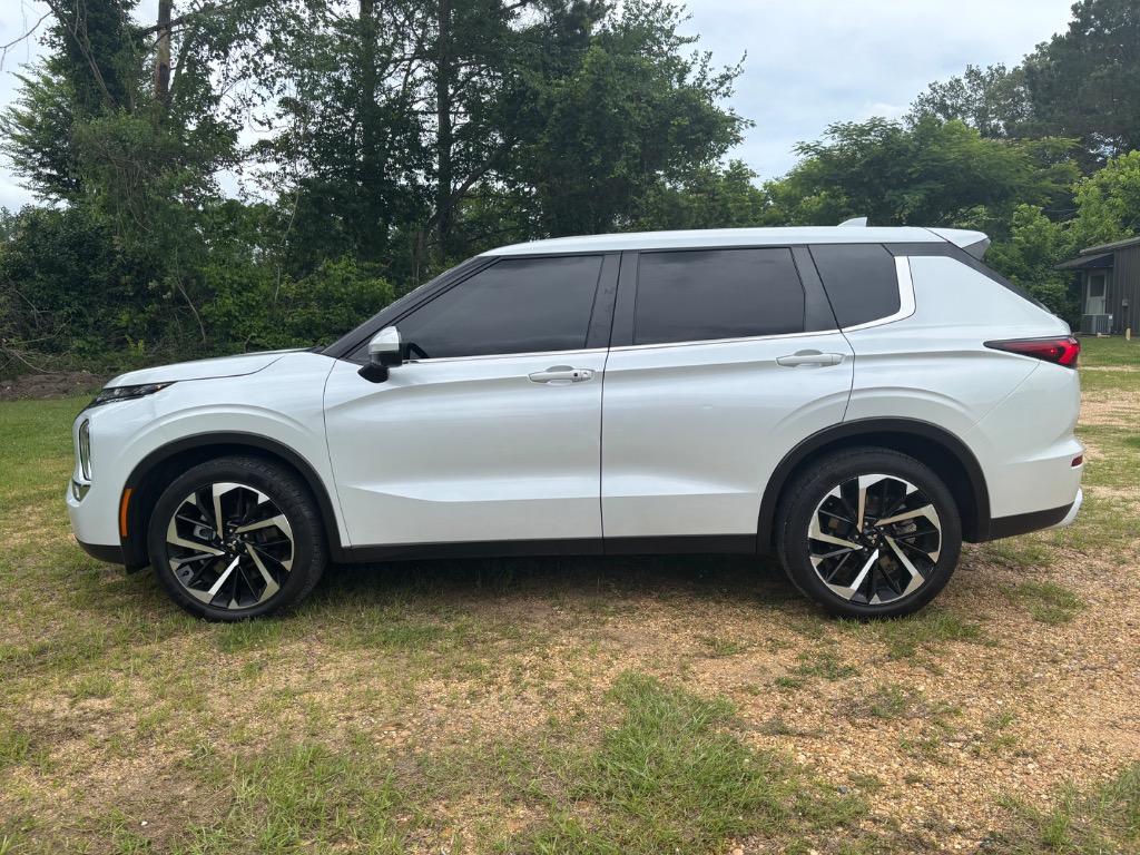 2023 Mitsubishi Outlander SE 2WD's photo