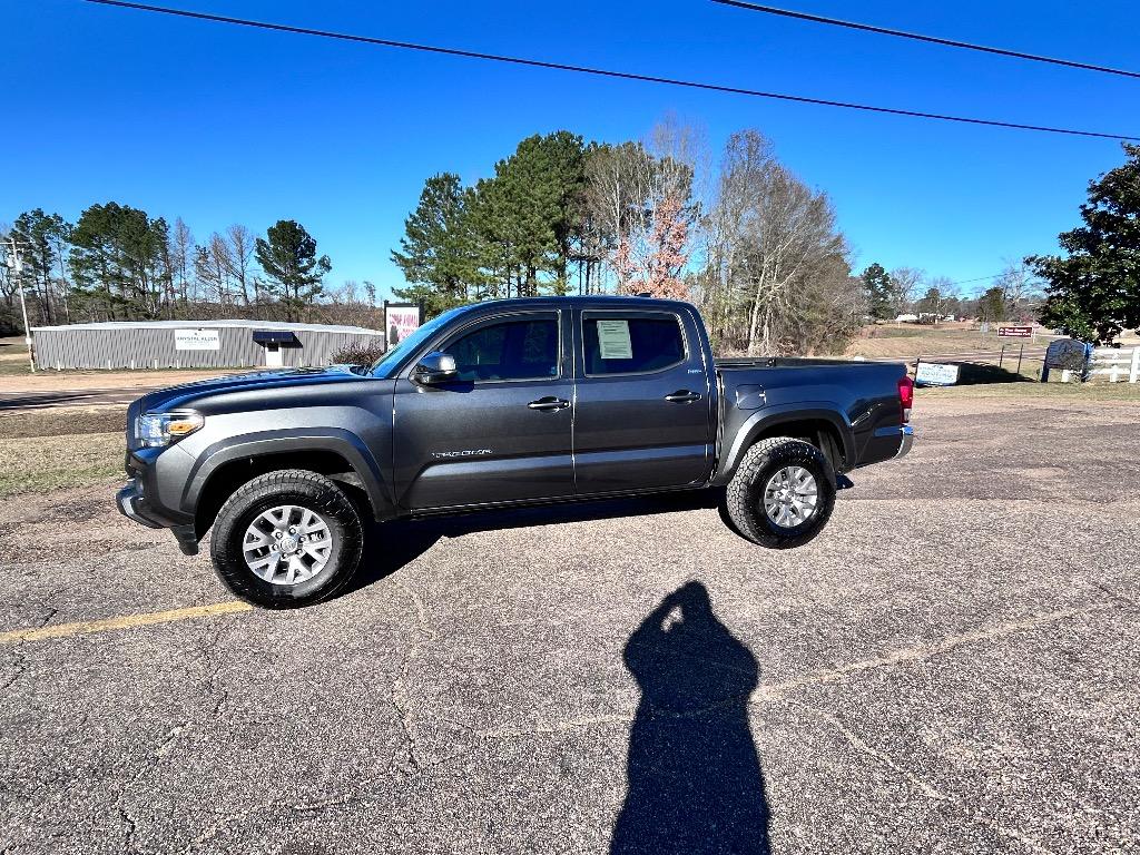 2019 Toyota Tacoma SR5's photo