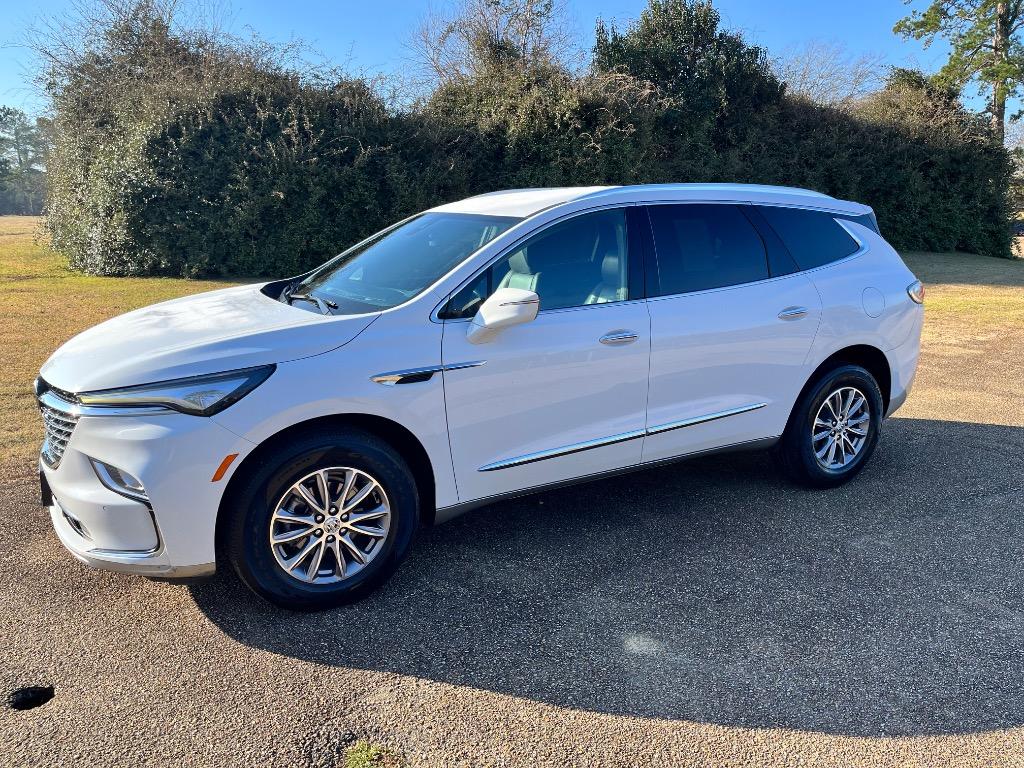2023 Buick Enclave Essence's photo