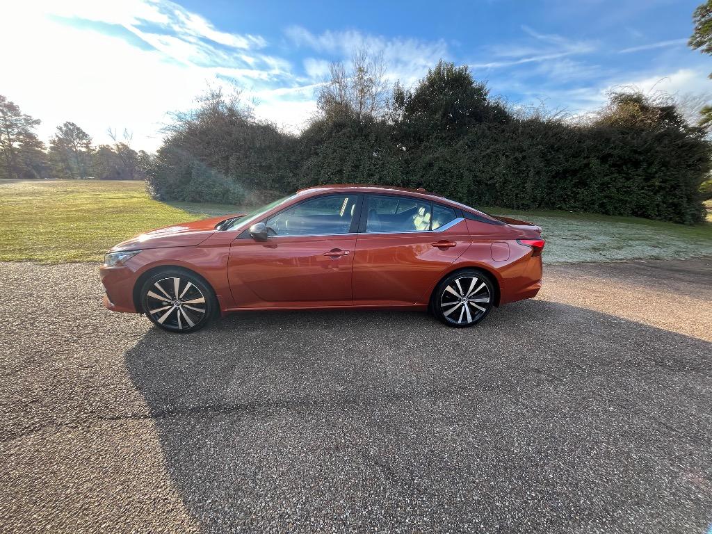 2021 Nissan Altima SR's photo
