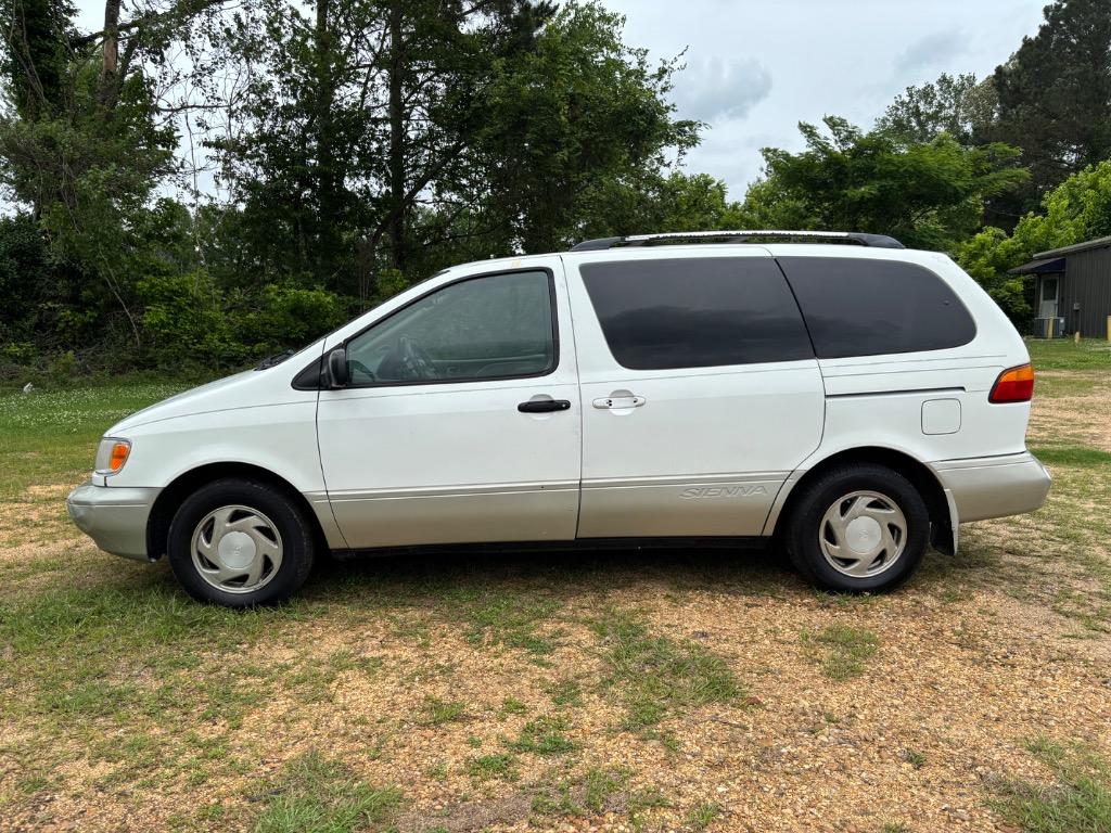 2000 Toyota Sienna LE's photo